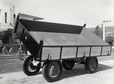 811750 Afbeelding van een aanhangwagen met kipconstructie, geproduceerd door de Carrosserie- en Constructiewerkplaatsen ...